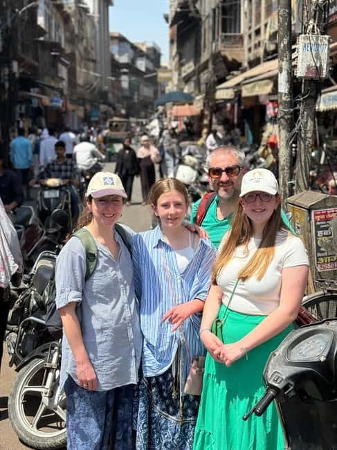 Agra: Street Food Walking Tour, Spice Market, & Tuk-tuk Ride - Jama Masjid and the first look at Mughal Agra