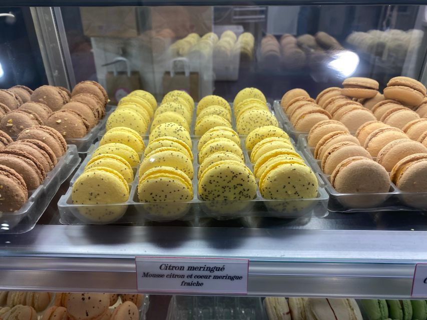 Aix-en-Provence: Guided Foodie Tour with Tastings - Comparing olive oils at Épicerie aux Huiles