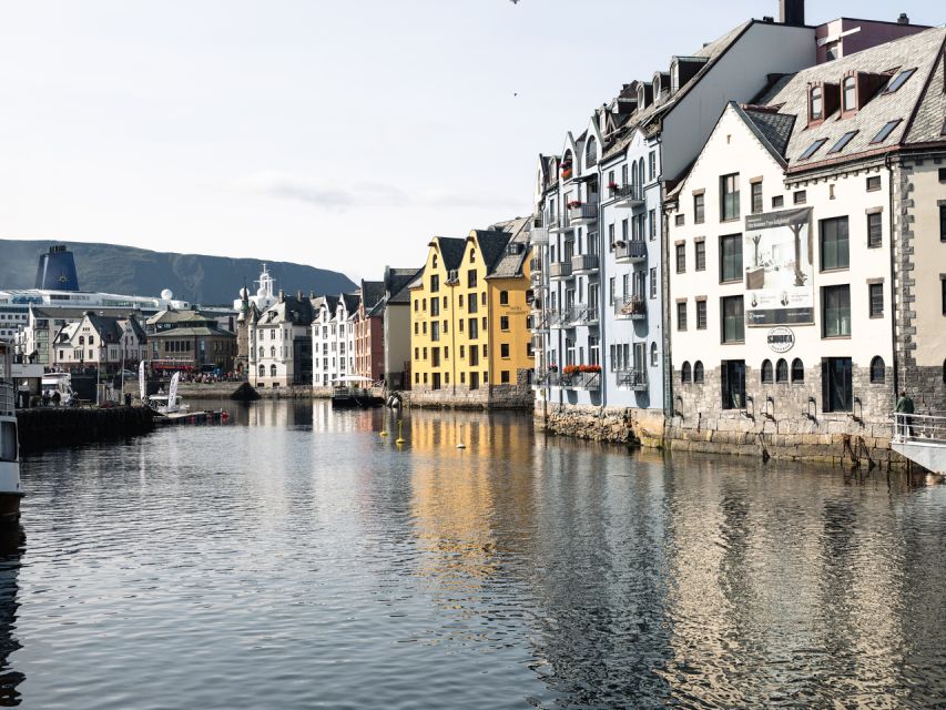 Ålesund: Guided Food Walking Tour - Five tastings, with seafood at the center