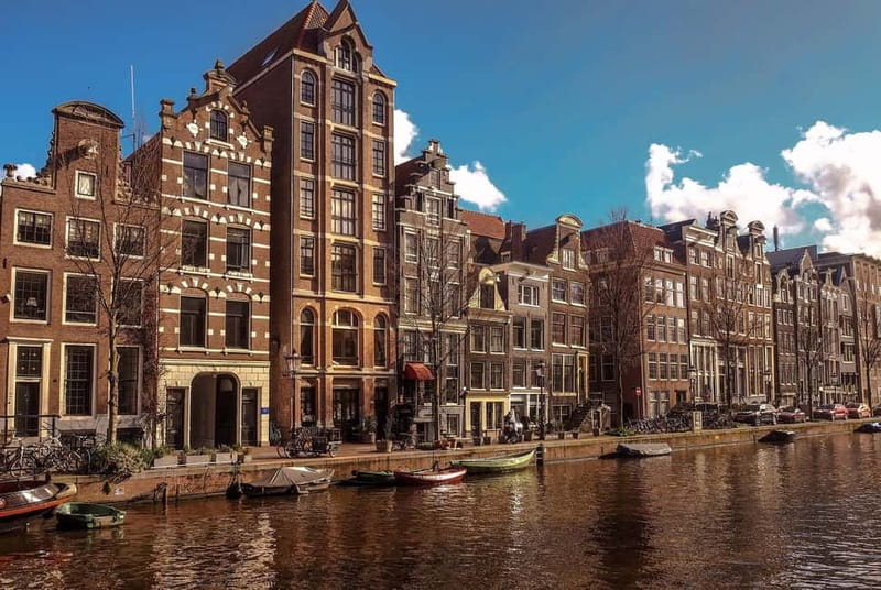 Amsterdam canal cruise with culinary burger or cheese & wine - A canal dinner that keeps the sightseeing moving