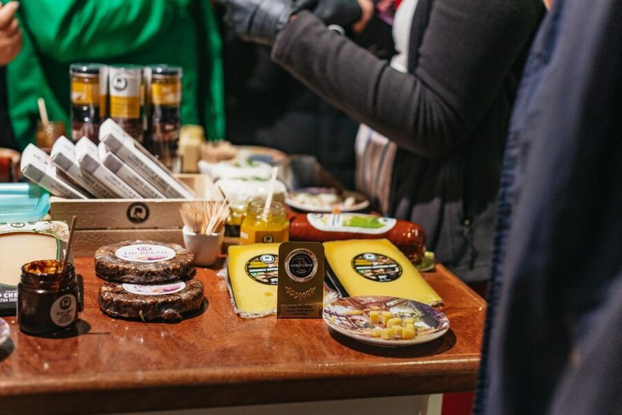 Amsterdam: Food and Culture Walking Tour with Tastings - Eight Dutch foods, from herring to apple tart