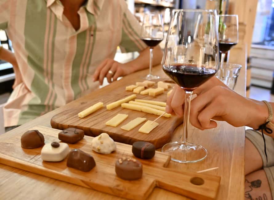 Amsterdam: Food Tour with Drinks by Spui, Canals and Jordaan - Starting with cheese at Spui Square