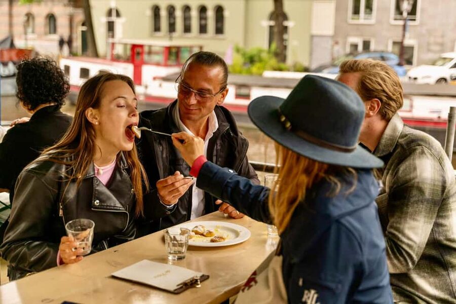 Amsterdam: Food Tour with Drinks by Spui, Canals and Jordaan - De Negen Straatjes and a final round of tastings