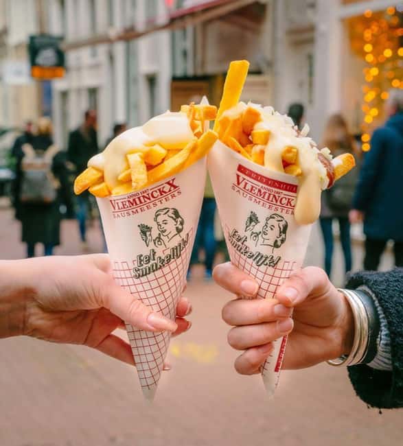 Amsterdam: Guided Cultural Food Tour in English or German - Magna Plaza and a change of scale