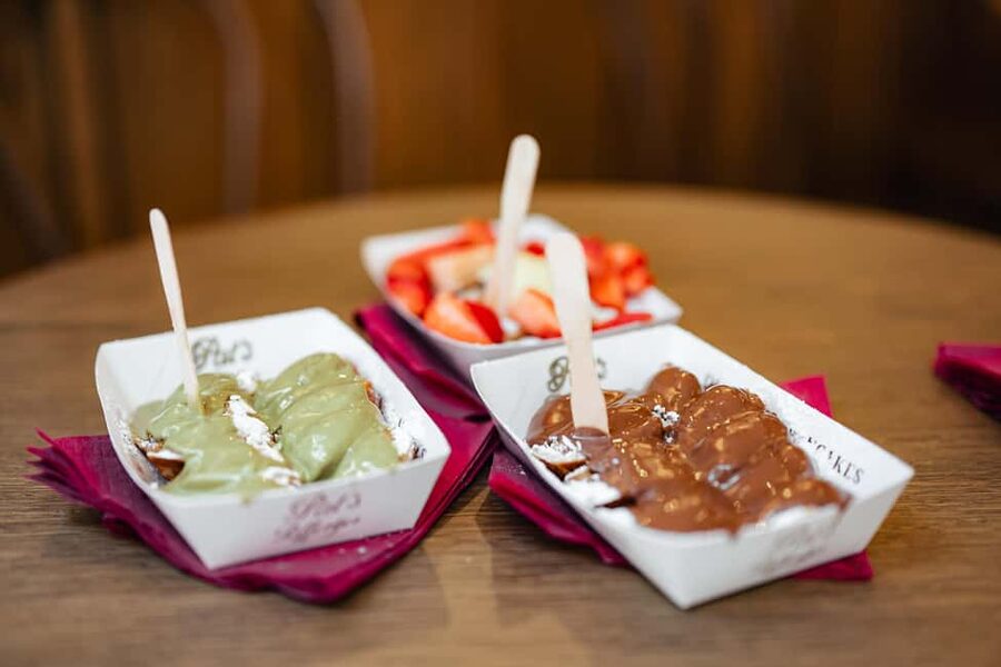 Amsterdam: Guided Cultural Food Tour in English or German - The guides and the language choice