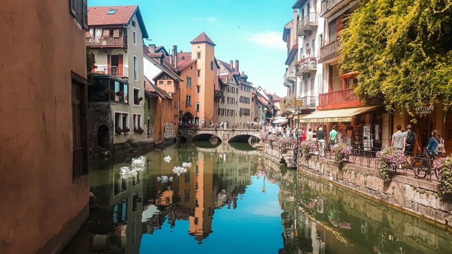 Annecy: Traditional Food Group Walking Tour - Meeting at Pont des Amours