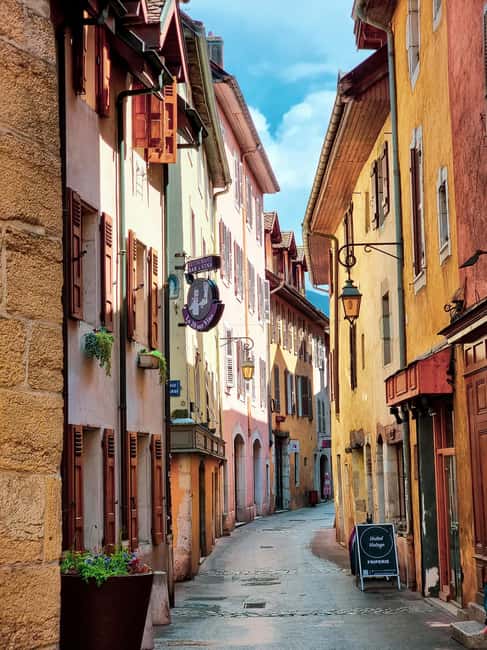 Annecy: Traditional Food Group Walking Tour - Tartiflette, raclette, and the serious food stop