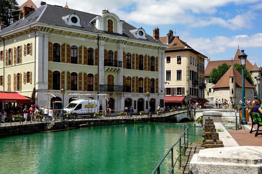 Annecy: Traditional Food Group Walking Tour - Rue Jean-Jacques Rousseau, sweets, and chocolate