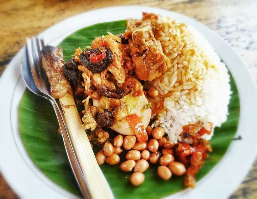 Bali: Authentic Culinary Street Food Experience Tour - Local eateries and cooking traditions