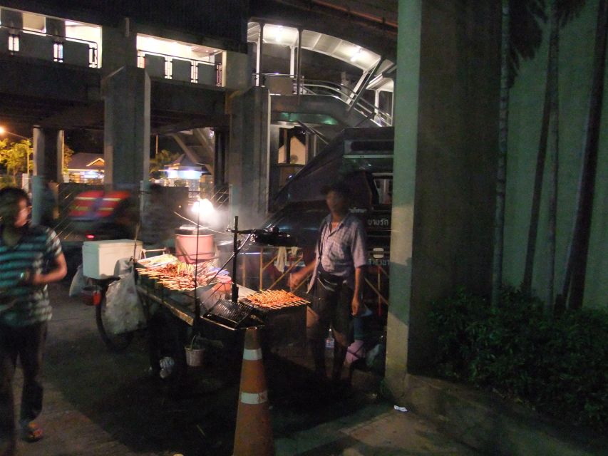 Bangkok by Night Cycling Tour with Street-food Meal - The flower market when the city is still awake