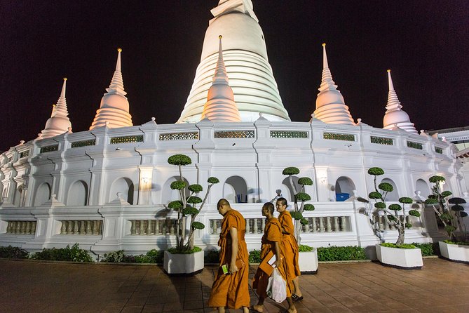 Bangkok by Night: Temples, Markets and Food Tuk-Tuk Tour - The 24-hour flower market at Pak Khlong Talat