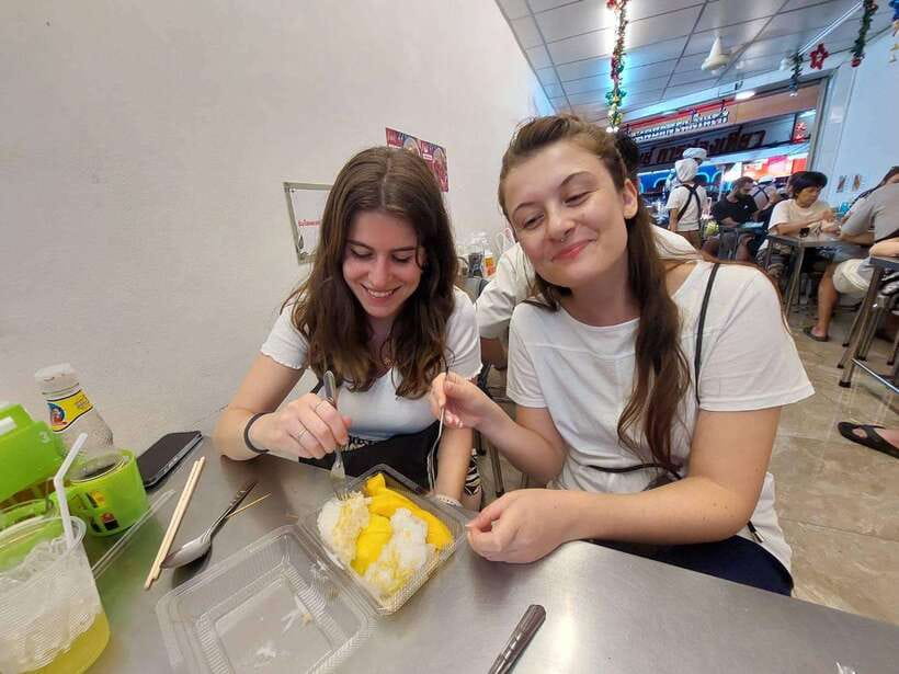 Bangkok: Chinatown Food Tour with Michelin Food Stalls - Ending with sweets, tea, and the Chinatown Gate