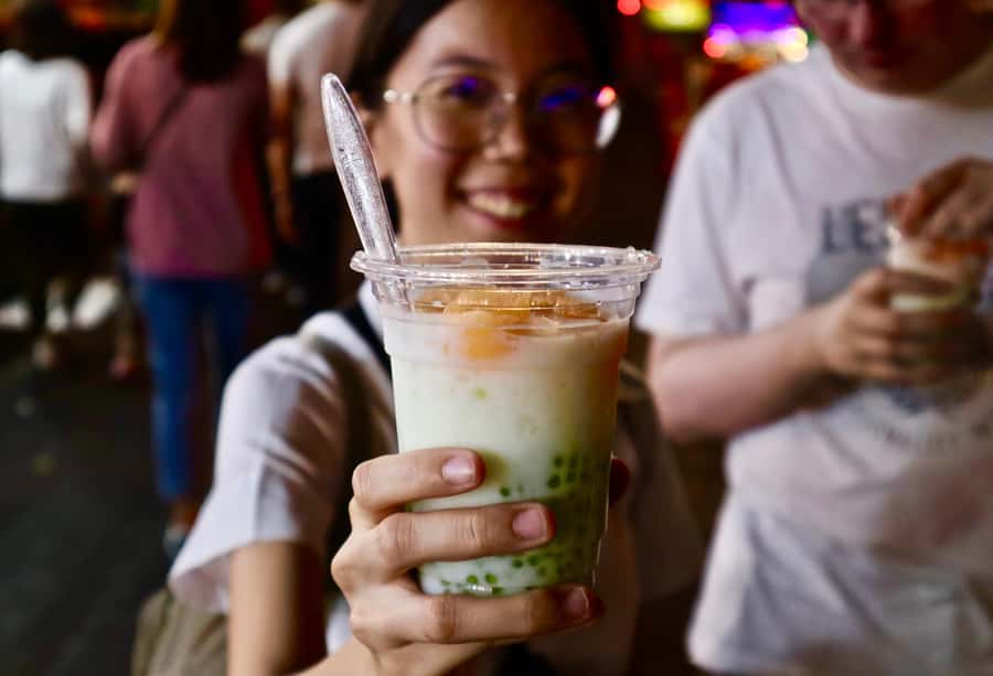 Bangkok: Chinatown Street Food Tour with 8+ Local Dishes - Walking through Hua Lamphong toward Chinatown