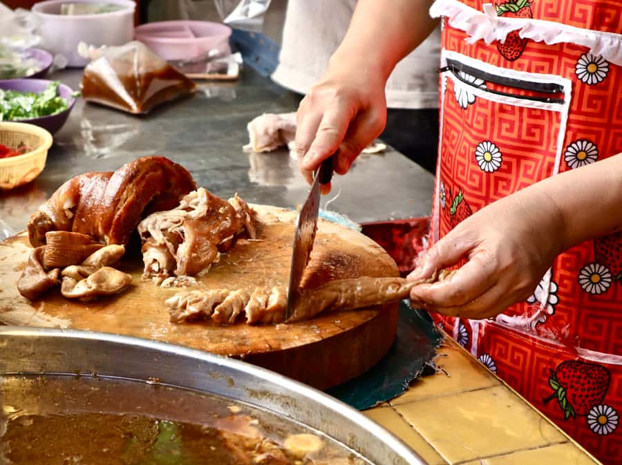 Bangkok: Chinatown Street Food Tour with 8+ Local Dishes - Spicy grilled pork, sticky rice, and local beer