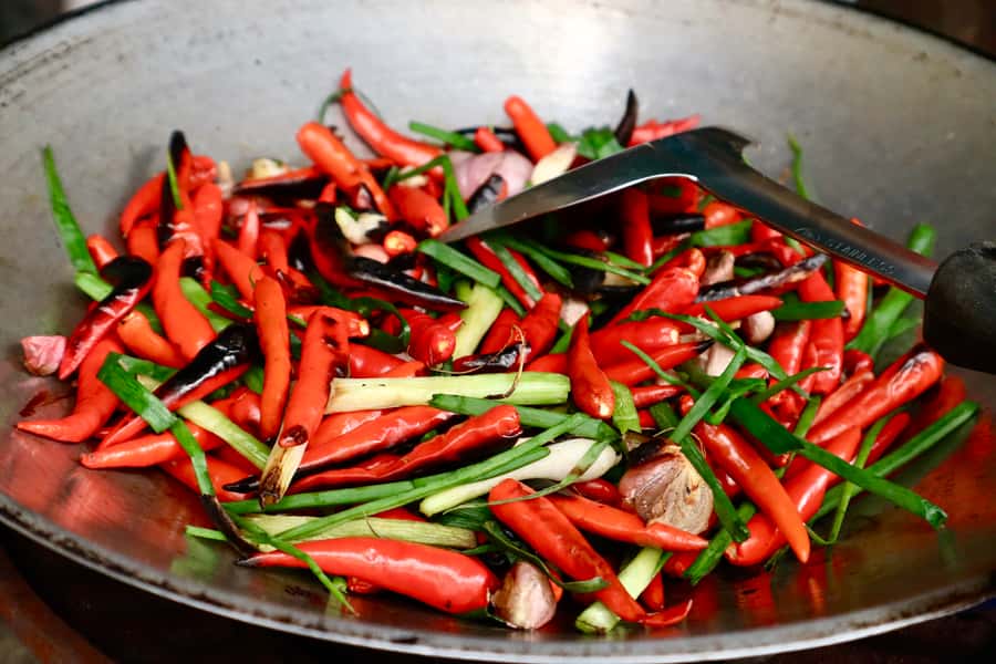 Bangkok: Chinatown Street Food Tour with 8+ Local Dishes - A restaurant stop for dim sum