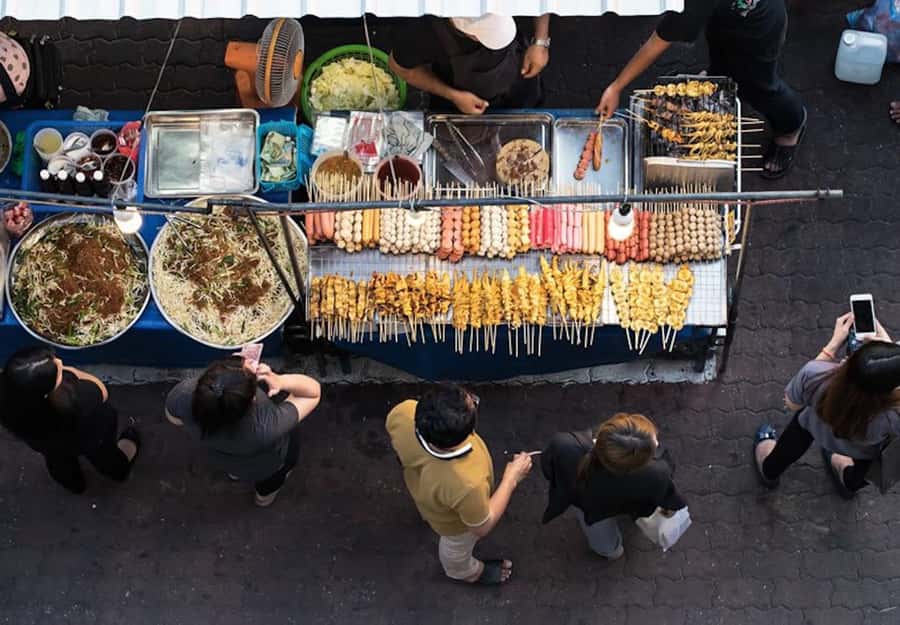 Bangkok: Chinatown Street Food Tour with 8+ Local Dishes - First tastes: basil chicken and jasmine rice