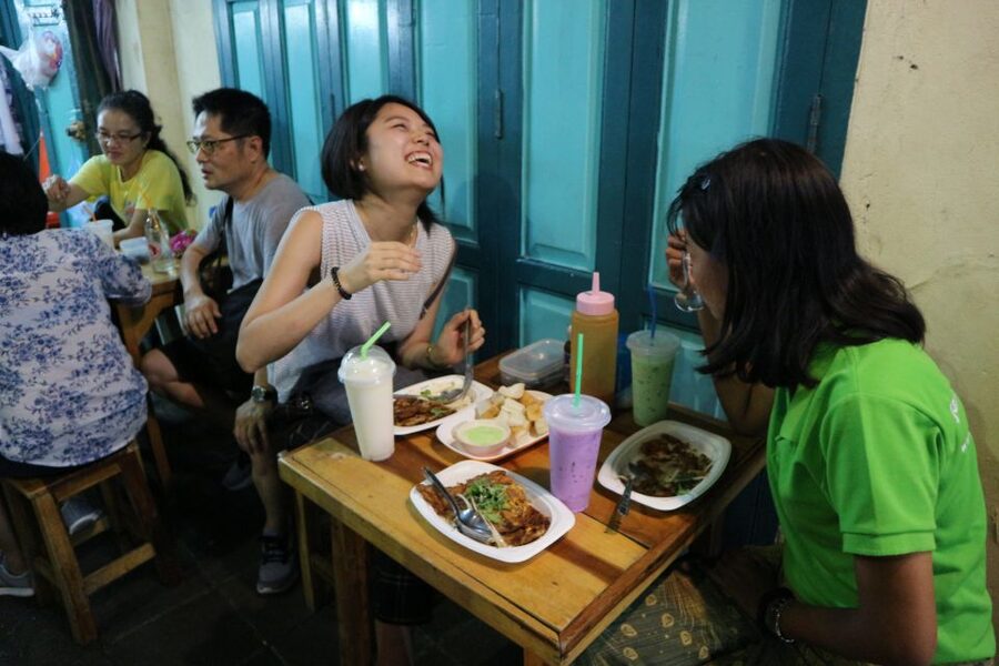 Bangkok: E-Scooter Night Tour with Local Street Food - Wat Prayoon and the final riverside ride