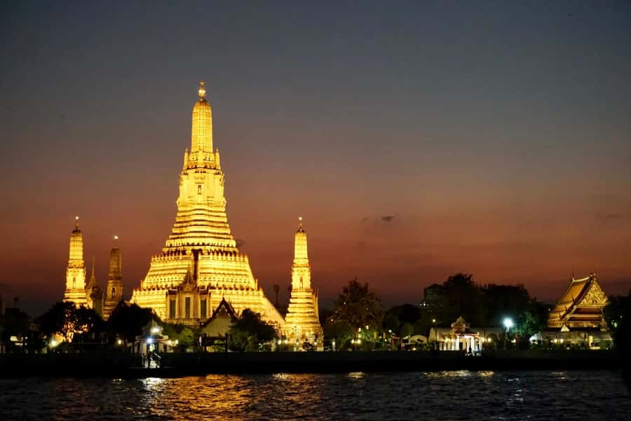 Bangkok: Highlights with Food Tour & Sunset in Wat Arun - Chinatown turns sightseeing into dinner
