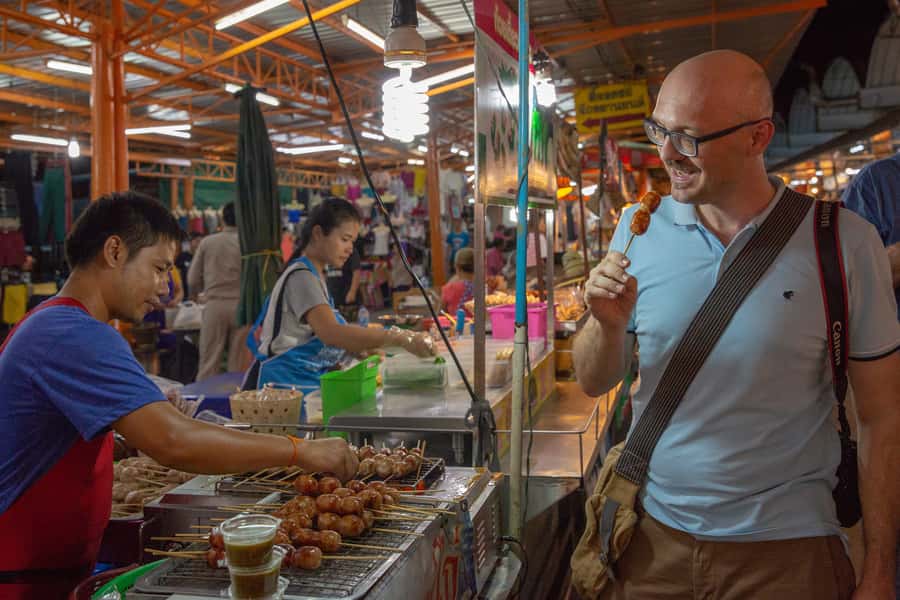 Bangkok: Markets, Temples and Food Night Tour by Tuk Tuk - Wat Prayoon after the gates close
