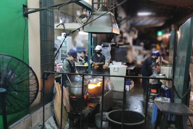 Bangkok: Michelin Guide Street Food Tour by Tuk Tuk - Yaowarat Road and freshly fried Chinese dough