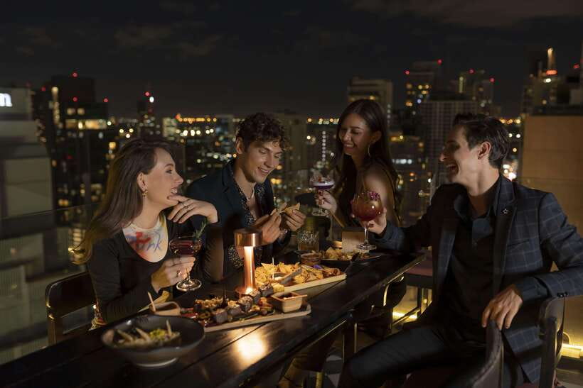 Bangkok: Mojjo Rooftop Lounge & Bar Food & Beverage Package - Arriving above Bangkok at Mojjo Rooftop Lounge
