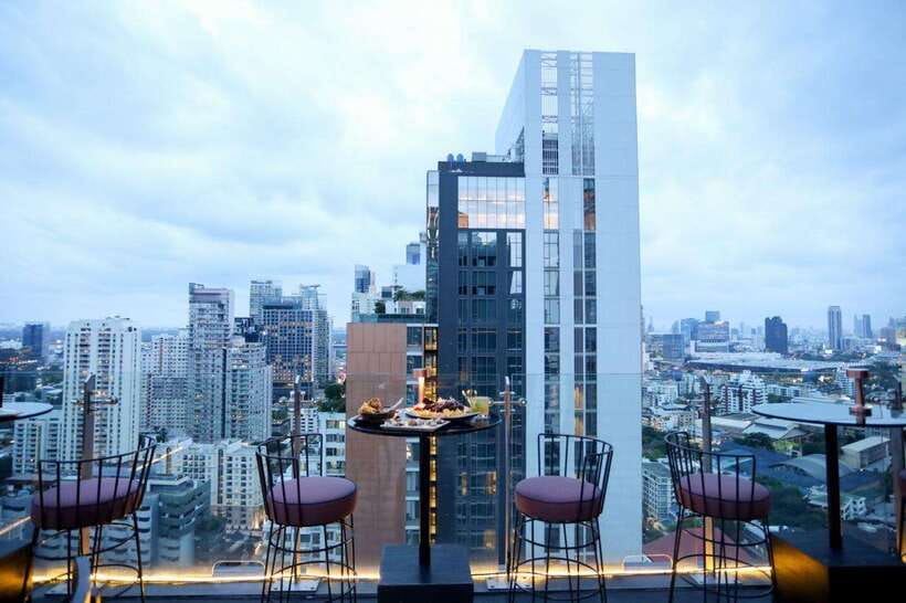 Bangkok: Mojjo Rooftop Lounge & Bar Food & Beverage Package - Live music and the Latin-inspired mood