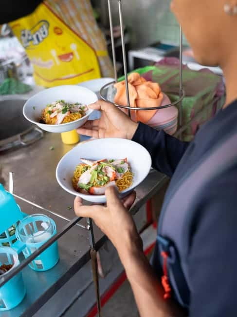 Bangkok: Must-Try Hidden Bike & Food Experience - Wat Kalayanamitr and the quieter riverside side of Bangkok