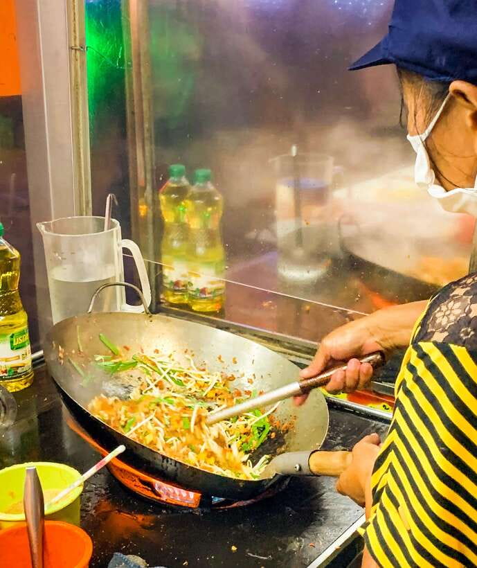 Bangkok: Must-Try Hidden Bike & Food Experience - One hour through traditional lanes and canal-side communities