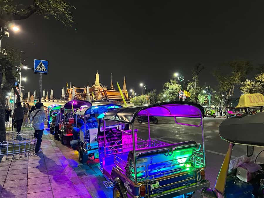 Bangkok Night Tour: Food, Temple & Tuk-Tuk - Dinner: a seated break after the markets