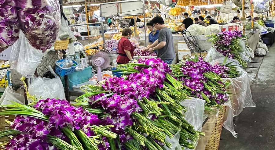 Bangkok Night Tour: Food, Temple & Tuk-Tuk - Guides, photos, and the personal side of the tour