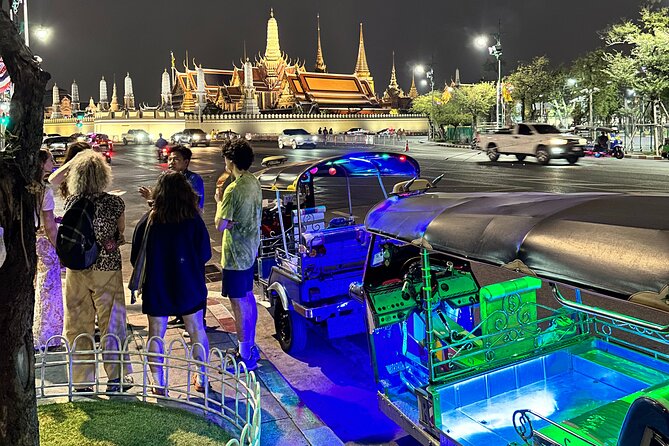 Bangkok Night Tour: Food, Temple & Tuk-Tuk - Wongwian Yai and Itsaraphap Road: Bangkok before the postcard sights