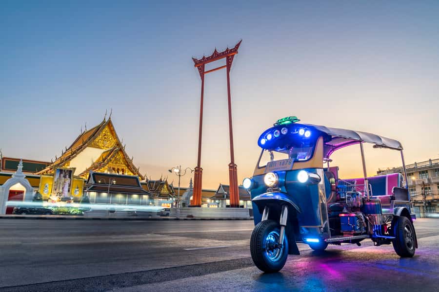 Bangkok Street Food and Night Lights by Tuk Tuk - The first tuk tuk ride into Bangkok’s old quarter