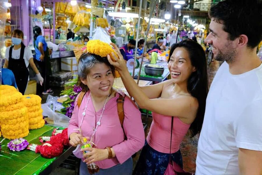 Bangkok: Tuk Tuk Adventure Chinatown Michelin Food & Temples - Wat Traimit and Bangkok’s famous gold Buddha