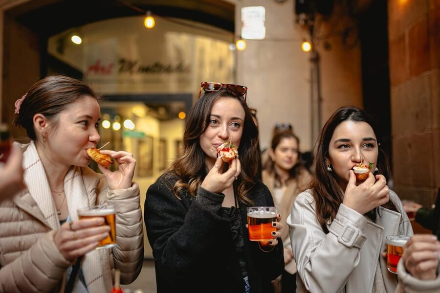 Barcelona: El Born Food Walking Tour with Tapas and Drinks - The Gothic Quarter: Roman traces and a final taste of Barcelona