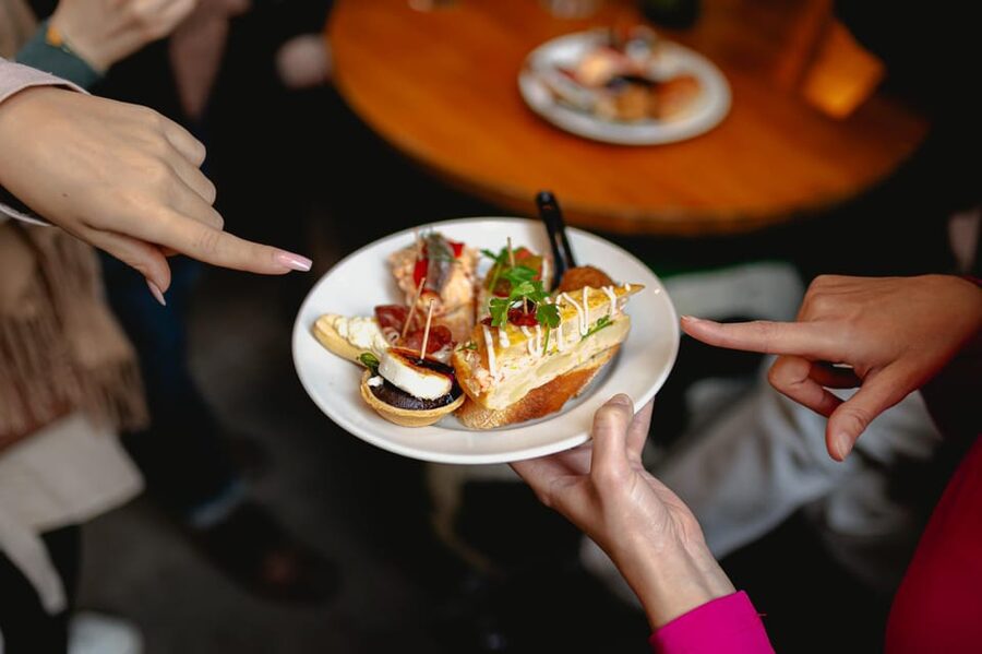 Barcelona: El Born Food Walking Tour with Tapas and Drinks - How much walking should you expect?