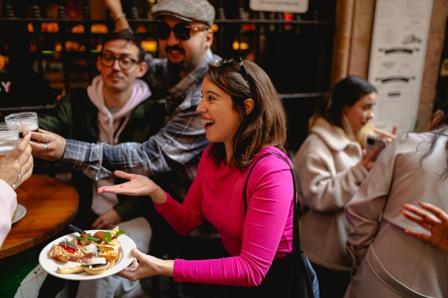 Barcelona: El Born Food Walking Tour with Tapas and Drinks - El Born: food, old lanes, and Santa Maria del Mar