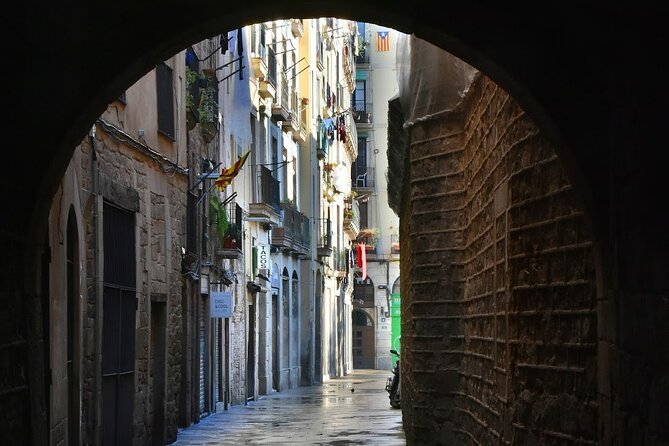 Barcelona Food Tour: Tapas, Paella, Sangria & 8+ Local Tastings - The guides are a major part of the value