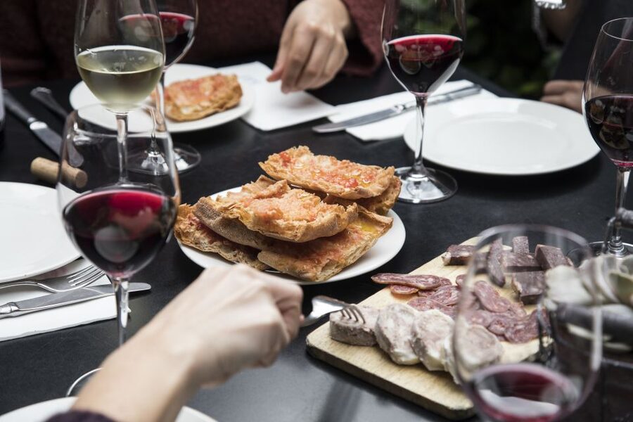 Barcelona Gourmet Food & Wine Tour with Local Expert - Why the small group improves the evening
