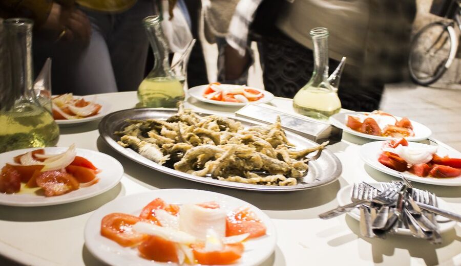 Barcelona: Market, Tasty Tapas/Food and Gothic History Tour - Pintxos, Clara, and the first taste of local dining