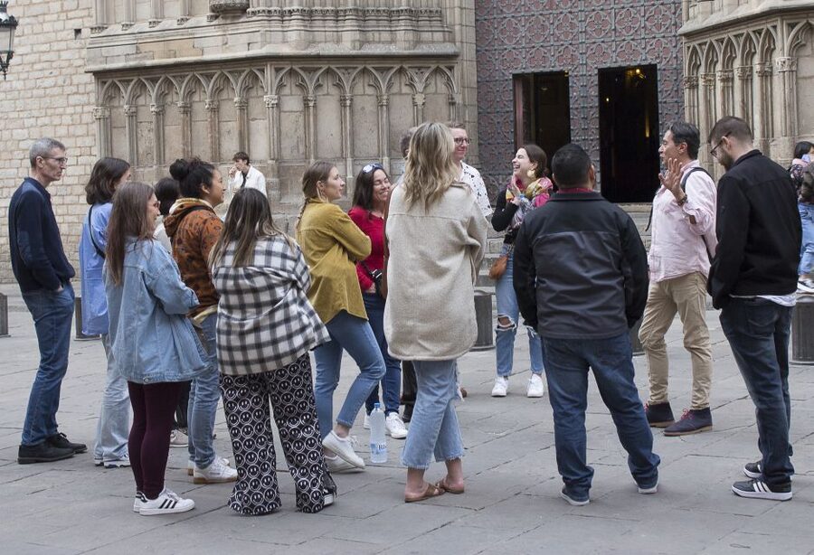 Barcelona: Market, Tasty Tapas/Food and Gothic History Tour - Walking through the Gothic Quarter