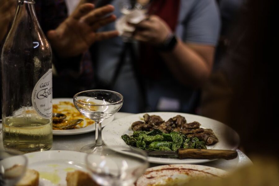 Barcelona: Old Town Tapas & Paella Food Tour with 8 Tastings - Guides, group mood, and who will enjoy it