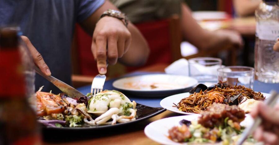 Barcelona: Old Town Tapas & Paella Food Tour with 8 Tastings - The market lesson: jamón, cheese, and seasonal food