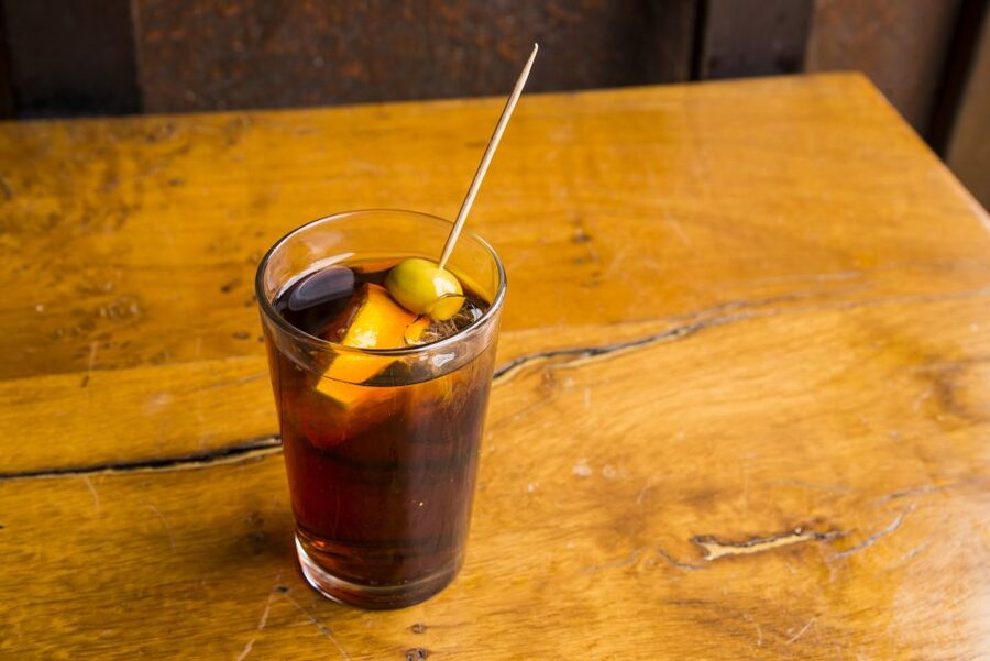 Barcelona: Old Town Tapas & Paella Food Tour with 8 Tastings - Barceloneta, sangria, and the paella question