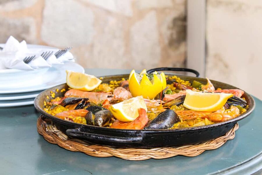 Barcelona: Old Town Tapas & Paella Food Tour with 8 Tastings - Walking through El Born with a local food guide