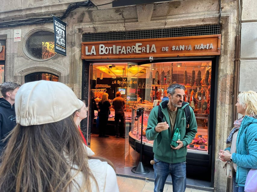 Barcelona: Street Food & Sightseeing Tour with Local Market - Key points at a glance