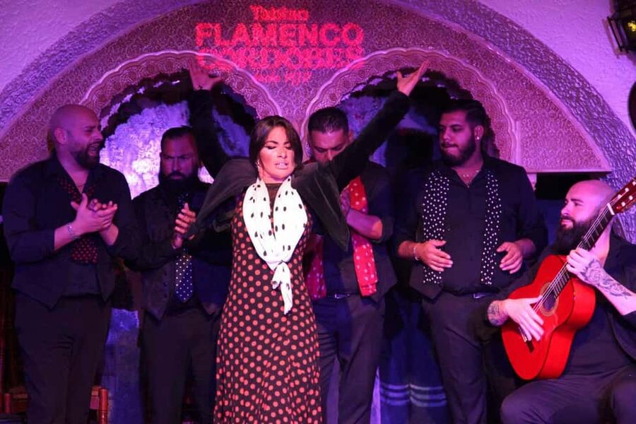 Barcelona: Tablao Flamenco Cordobes with Food/Drink Options - The room: Alhambra details before the music begins