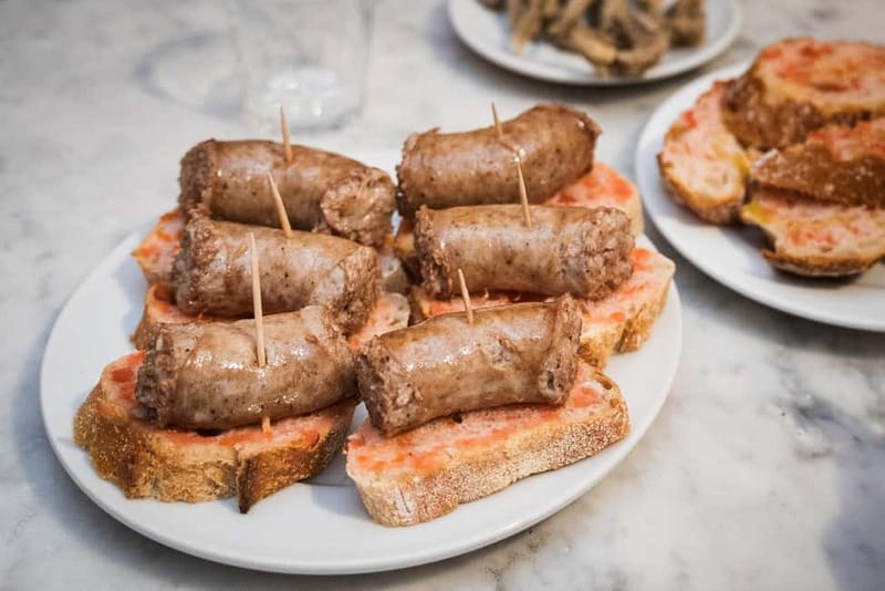 Barcelona: The Ultimate Local Tapas & Drinks Food Tour - The Gothic Quarter between plates