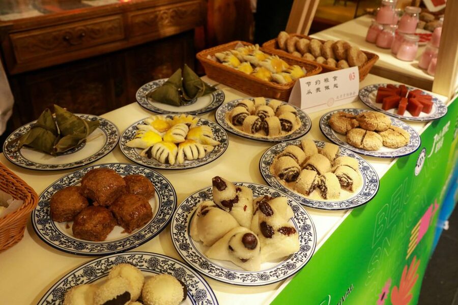 Beijing: Hutong Culinary Walking Tour with 15+ Tastings - Malatang and the Fun of Choosing Ingredients