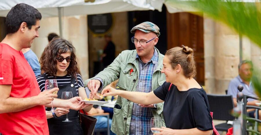 Bilbao: Exclusive Food & Wine Tasting Tour with Local Guide - The first pintxos: learning how Bilbao eats