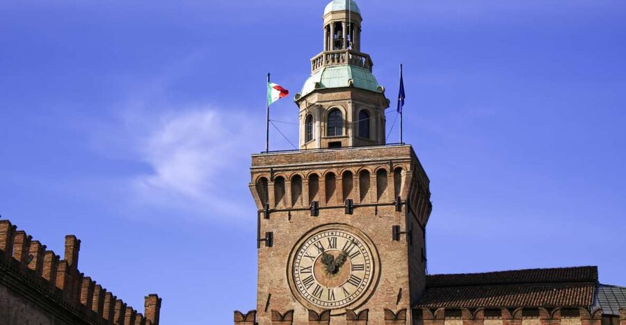 Bologna: Clock Tower Audio Guide and Food Tasting - Meeting Neptune before entering Palazzo d’Accursio